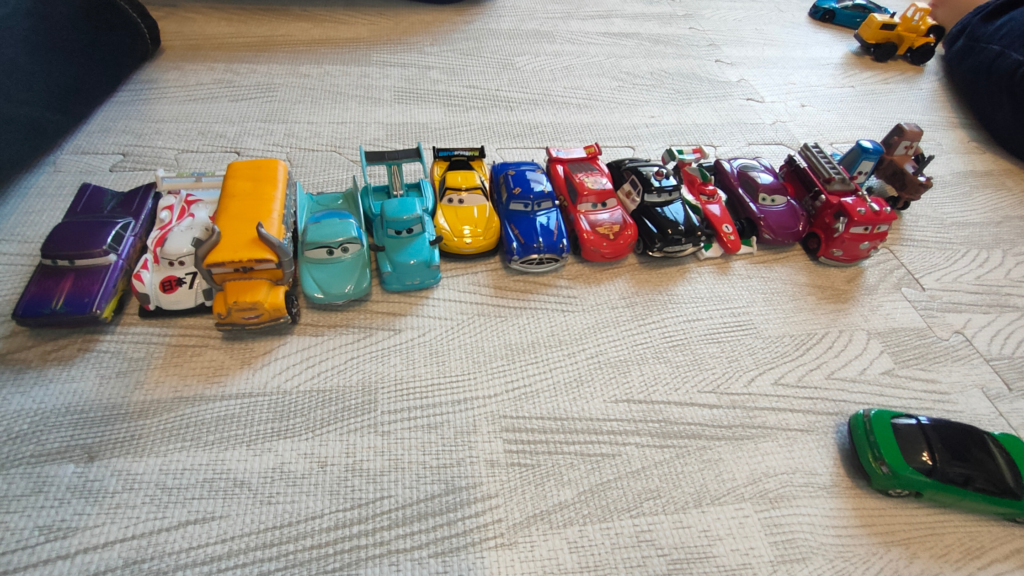 トミカは100台くらい集めました。これは息子の1軍だったカーズです。